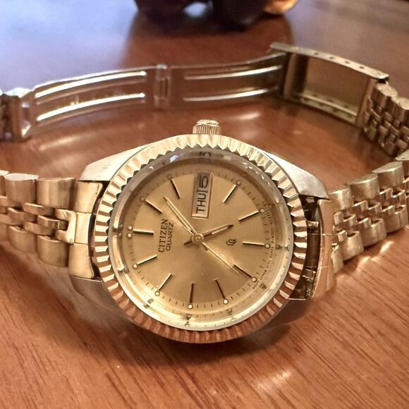 Citizen Quartz Gold Silver Two-Tone Day Date Watch EUC New Battery - Picture 1 of 9
